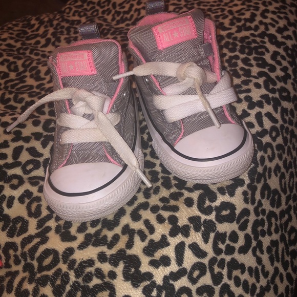 Gray and pink CONVERSE for a toddler size 5!!! - Picture 8 of 8